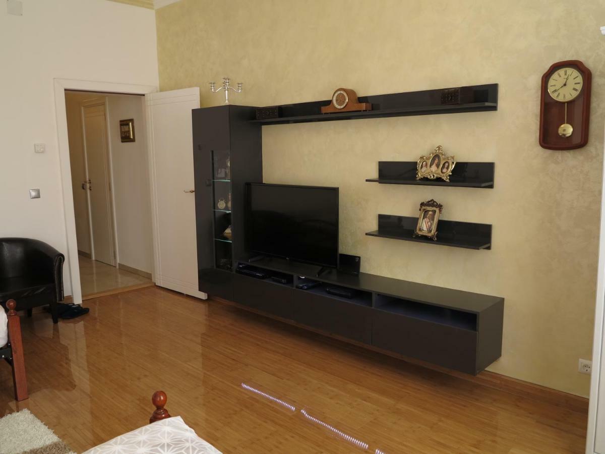 Small Luxury Kapitol Apartment เวียนนา ภายนอก รูปภาพ