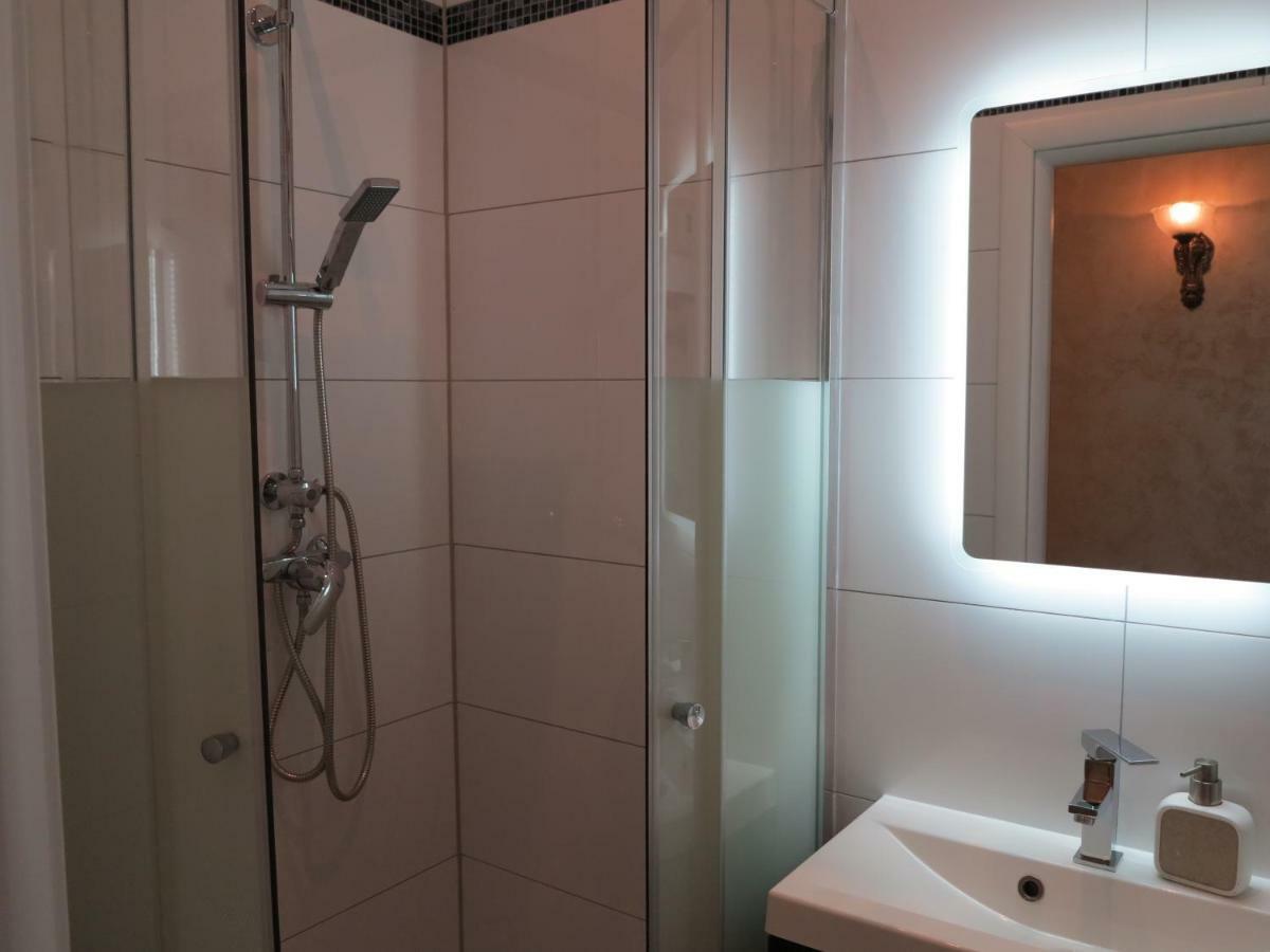 Small Luxury Kapitol Apartment เวียนนา ภายนอก รูปภาพ