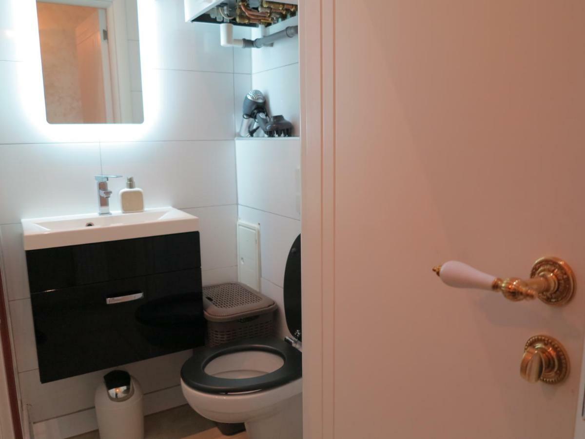 Small Luxury Kapitol Apartment เวียนนา ภายนอก รูปภาพ